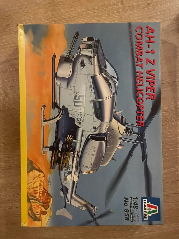 Maquette Italeri AH-1Z Viper Combat Helicopter – échelle 1:48.
