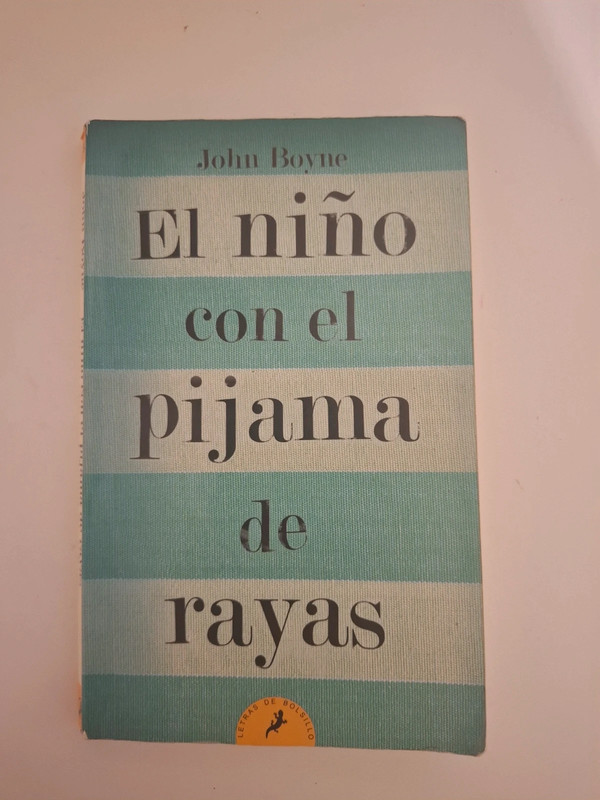 El niño con el pijama de rayas
