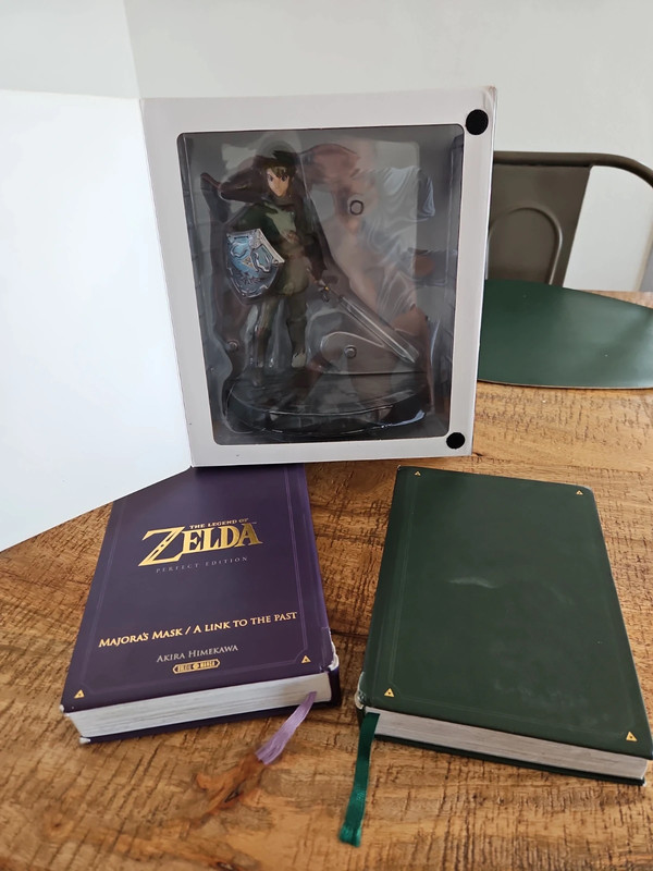 Grande figurine de Zelda et 2 mangade Akira imekawa.