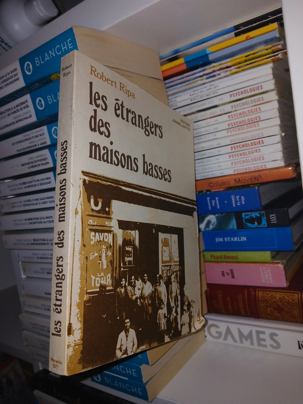 Les étrangers des maisons basses