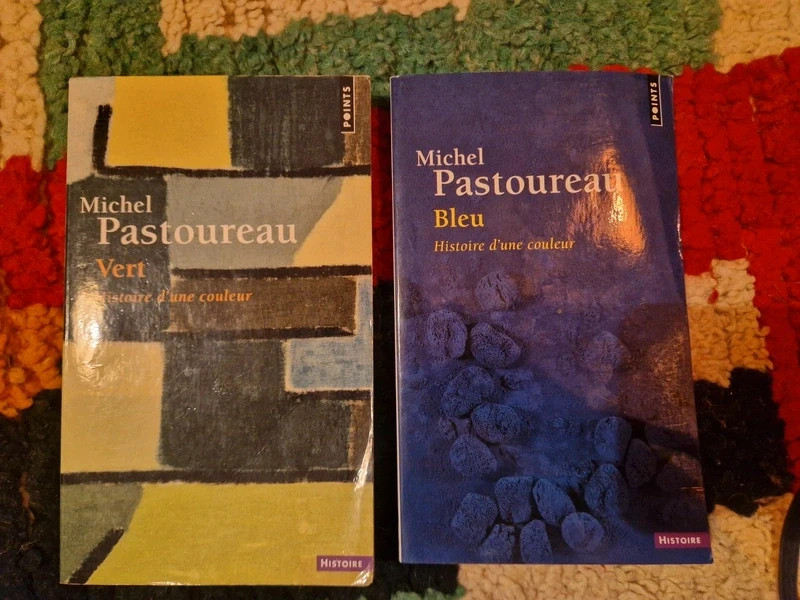 Livre michel pastoureau vert et bleu
