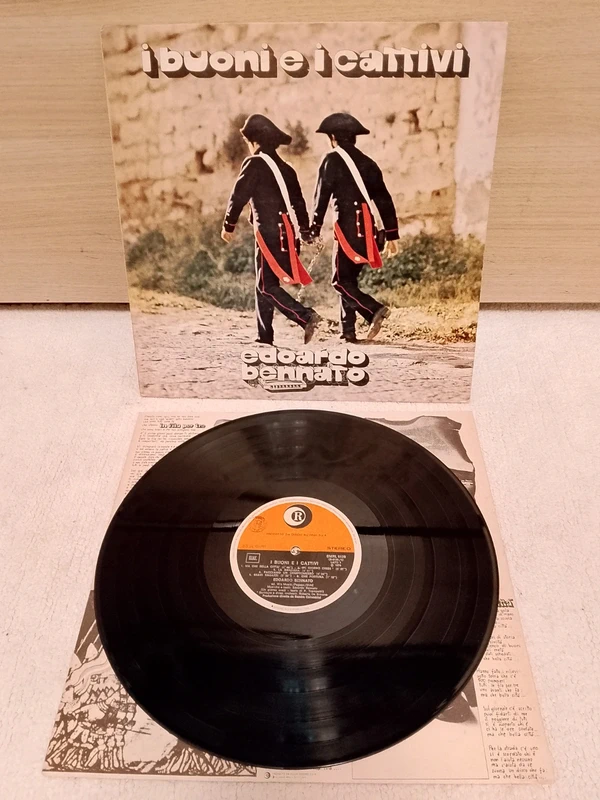 Vinile 33 giri  Edoardo Bennato . I buoni e i cattivi  LP 1974 .