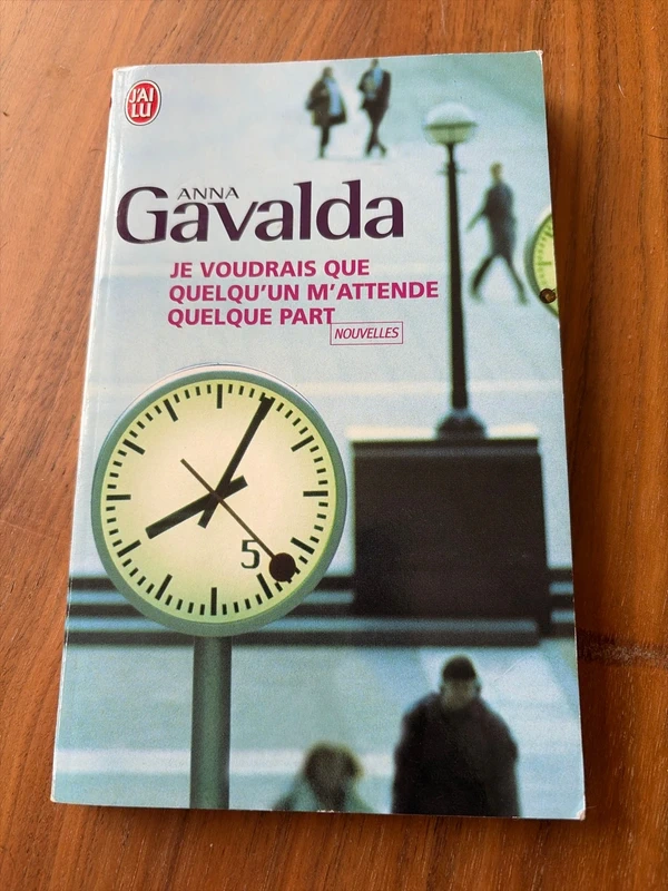 Je voudrais que quelqu'un m'attende quelque