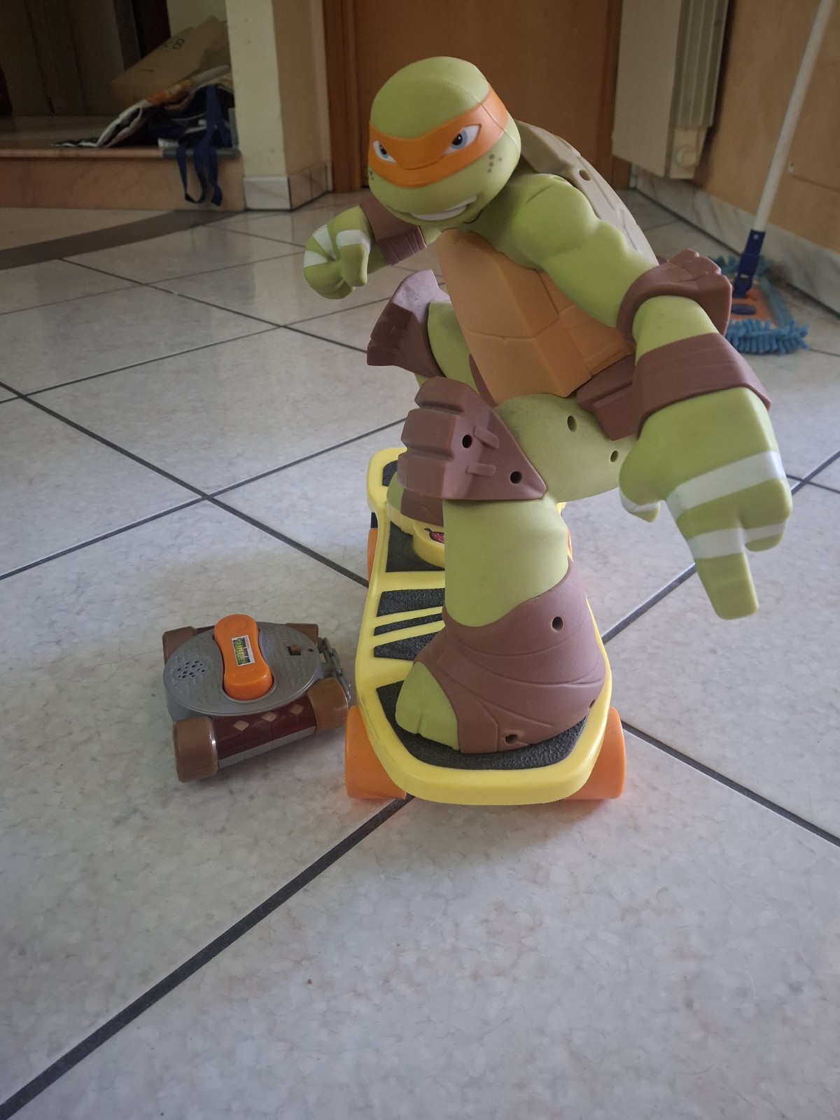 Nickelodeon Tartarughe Ninja Michelangelo action figure con skateboard