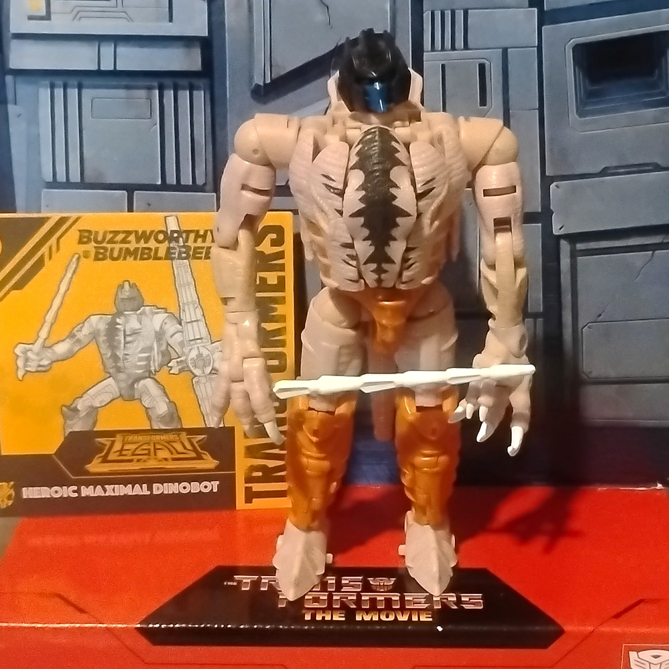 Buzzworthy Bumblebee Transformers Legacy Dinobot Maximal Modellino Beige