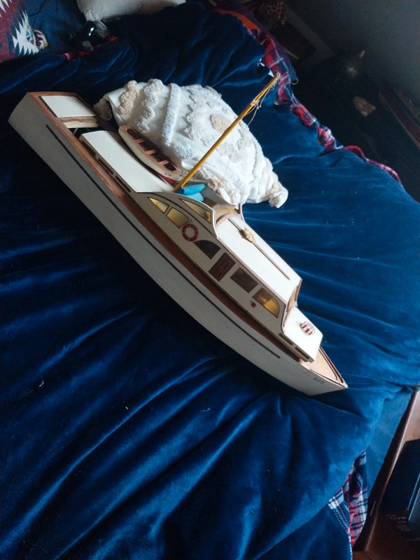 Bateau miniature moteur inclus jamais essayé