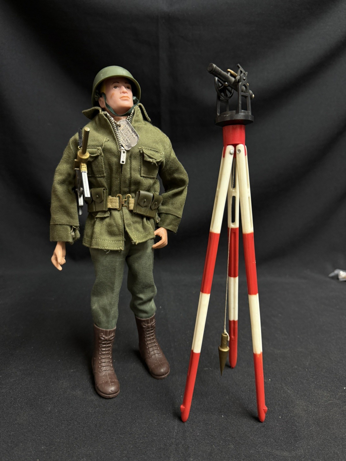 Modellino vestito vintage action man combat engineer geometra anni 60 con etichetta cane