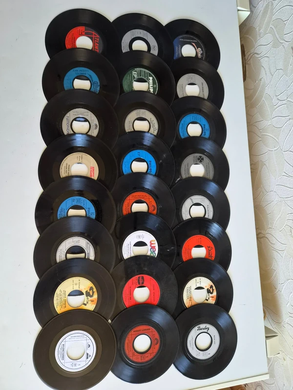 LOT 01 24 vinyles 45T vintage sans pochettes pour décoration