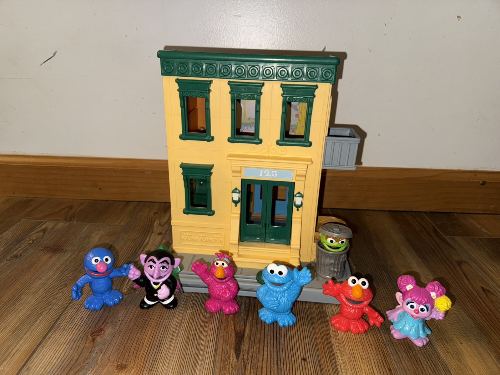 Hasbro Sesame Street 123 Neighborhood Playset Mr Hooper's Store 6 Figures