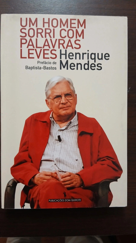 Livro "Um Homem Sorri com Palavras Leves"