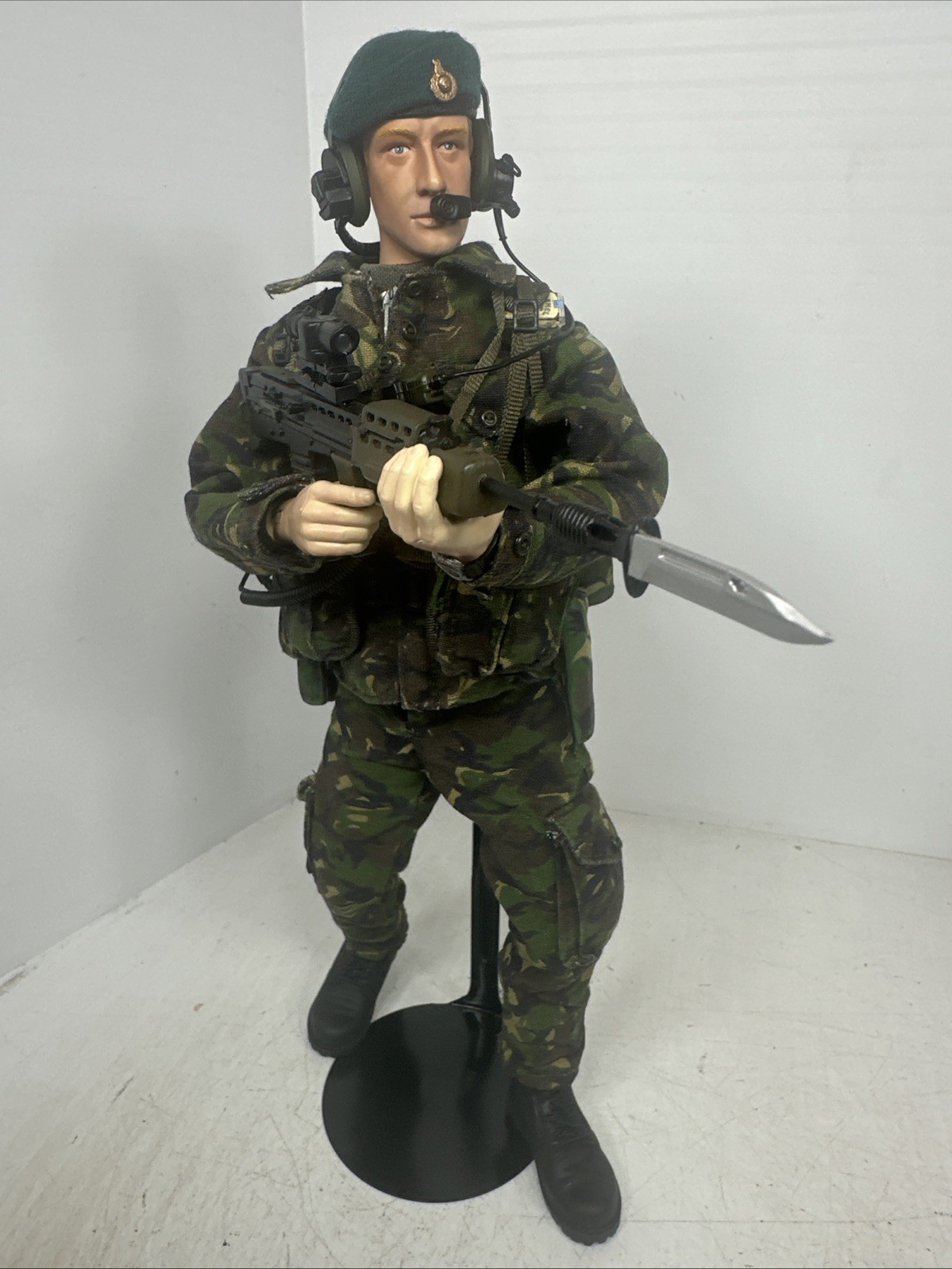 1/6 BBI BRITISH MODERN ROYAL MARINE COMMANDO SA-80 FULL GEAR CIG’S & STAND