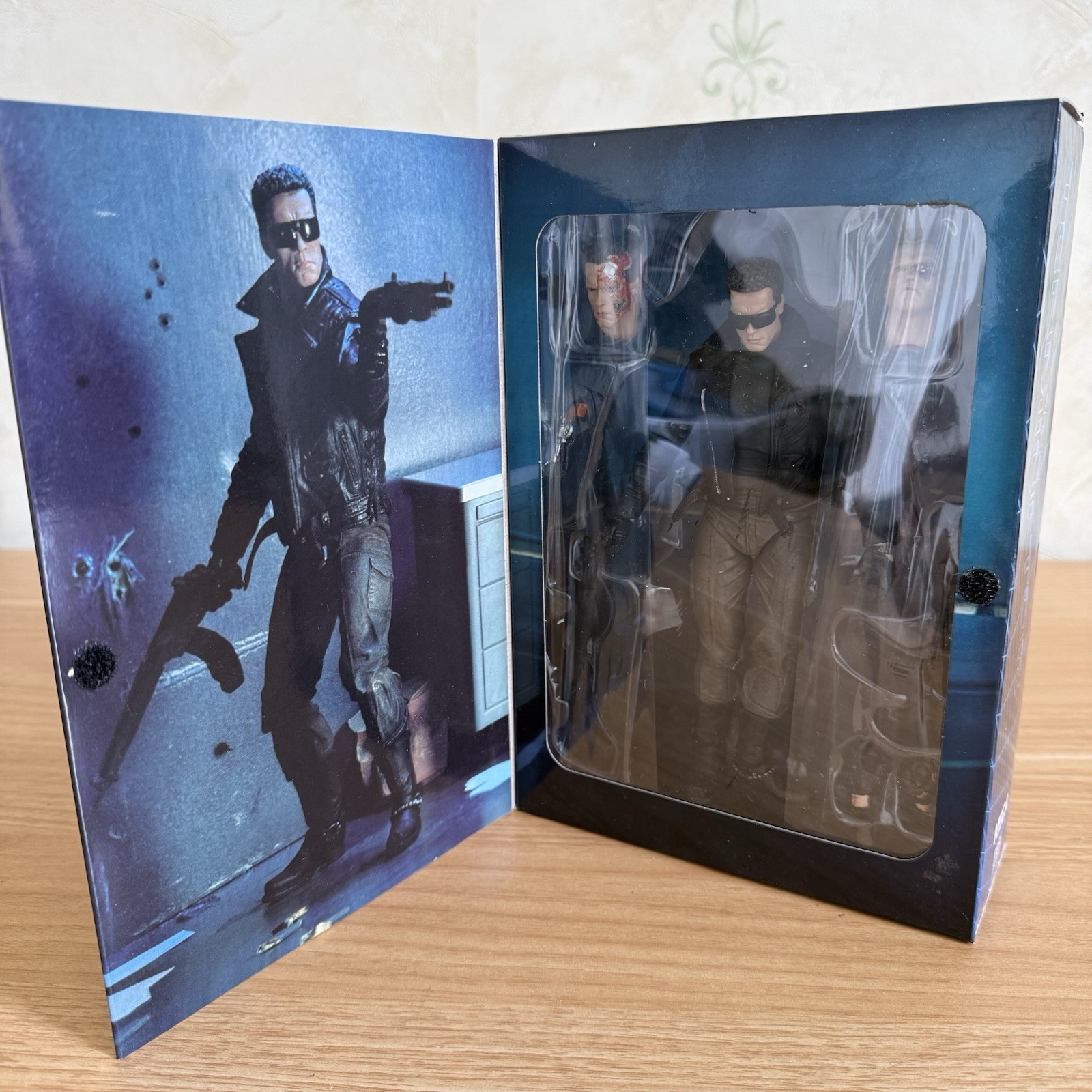 Modellino NECA Terminator Ultimate Police Station Assault T-800 7'' 51912 - nuovo scatola