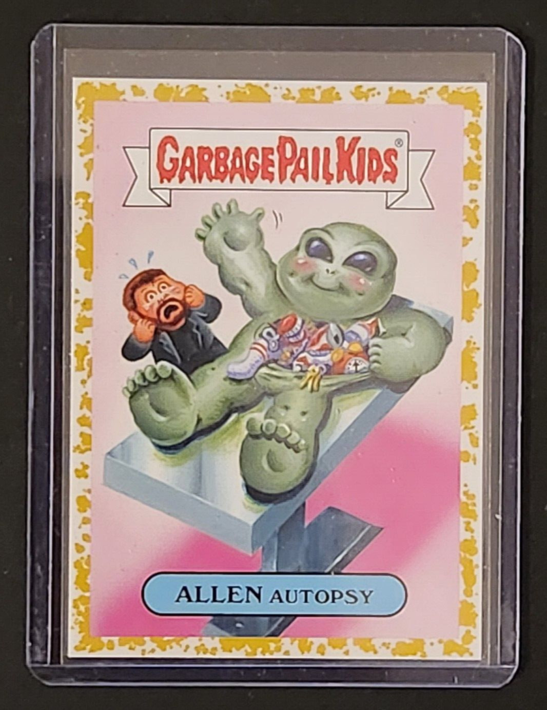 Adesivo TV Topps GPK We Hate the '90s Alien Autopsy Fools Gold 15a 43/50 2019