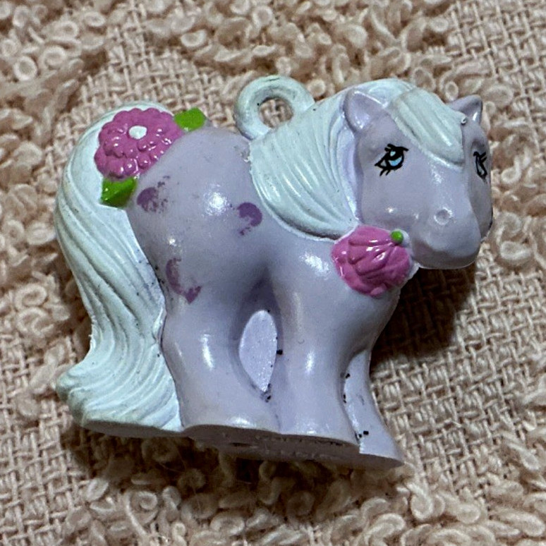 Hasbro Vintage 1983 My Little Pony Powder Puff Fan Club piccolo ciondolo lavanda