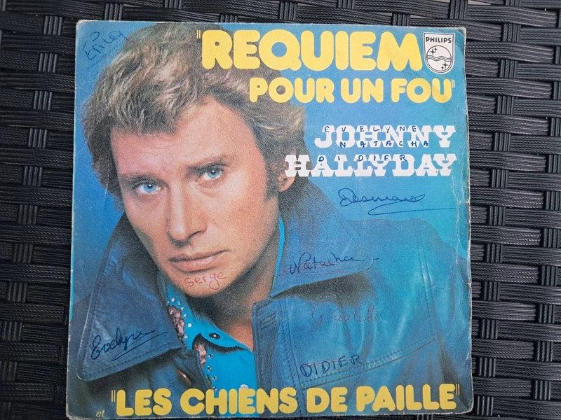 Vinyle , disque 45 tours Johnny Hallyday : Requiem pour un fou + les Chiens de paille