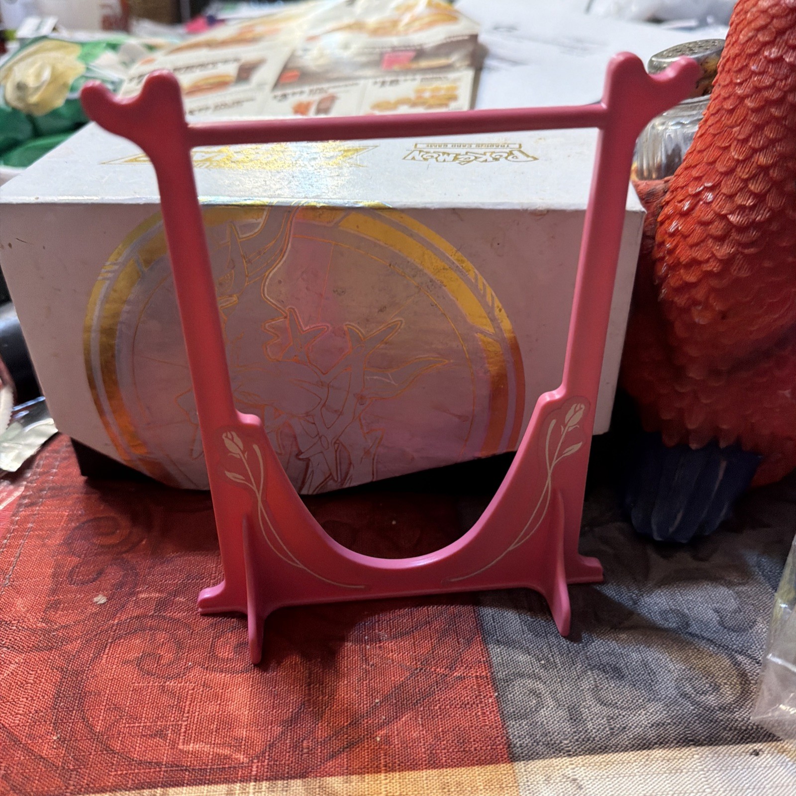 oggetto di plastica rosa è un supporto per bambole, probabilmente da un set Barbie vintage come la Swe