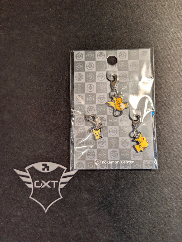 Set Ciondoli Pokémon Center Originali – Pichu, Pikachu, Raichu (National Pokédex Metal Charm)