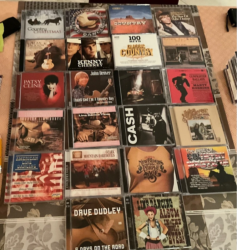 Lot 22 CD Musique Country & Western – Coffrets Classic Country 5 CD & Country Gold 3 CD