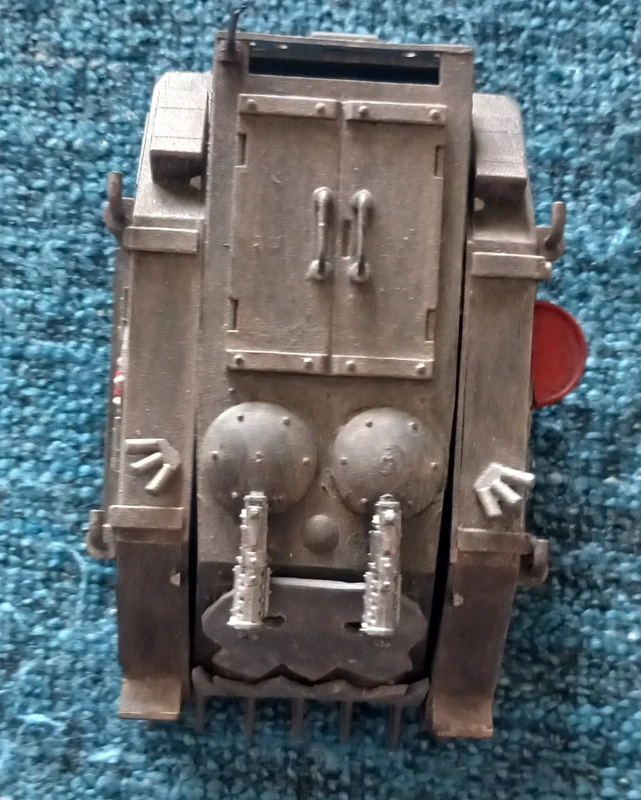 Rhino customisé à cause des orks, ancien modèle, w40k, gw