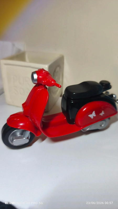 Vespa figura mimiatura coleccionista 15*9 cms
