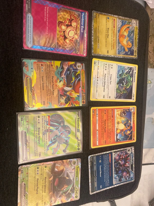 Lot de 8 carte pokemon neuves dans des sleeves