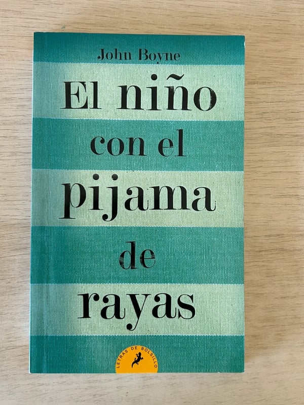 El niño con el pijama de rayas