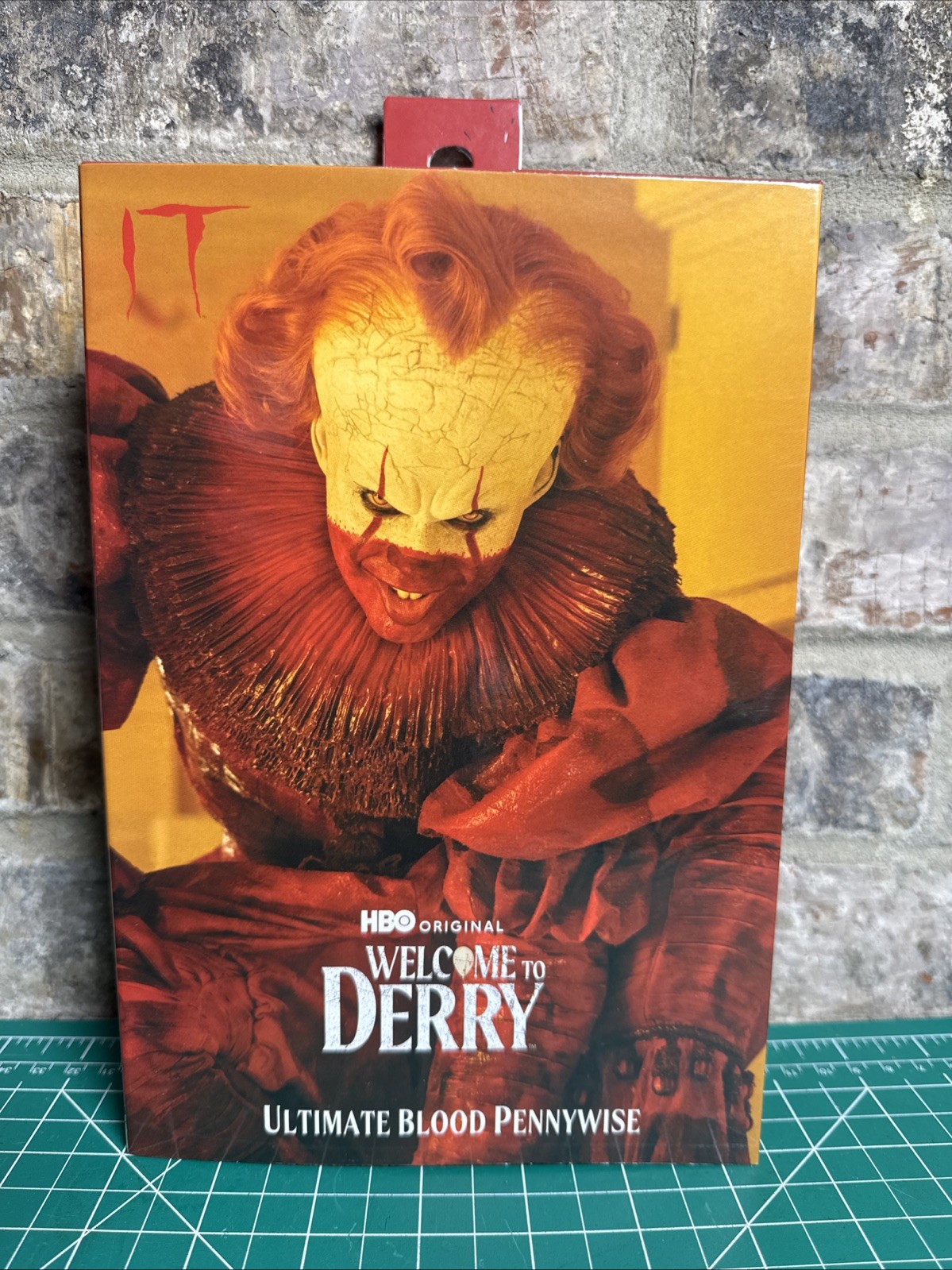 Figurina Neca IT Ultimate Blood Pennywise Welcome To Derry Distressed nuova con scatola