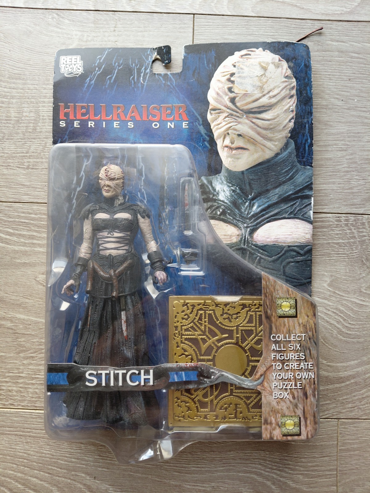 NECA Hellraiser Serie 1 - Figurina STITCH con Puzzle Box / Reel Toys 2003 NON APERTA
