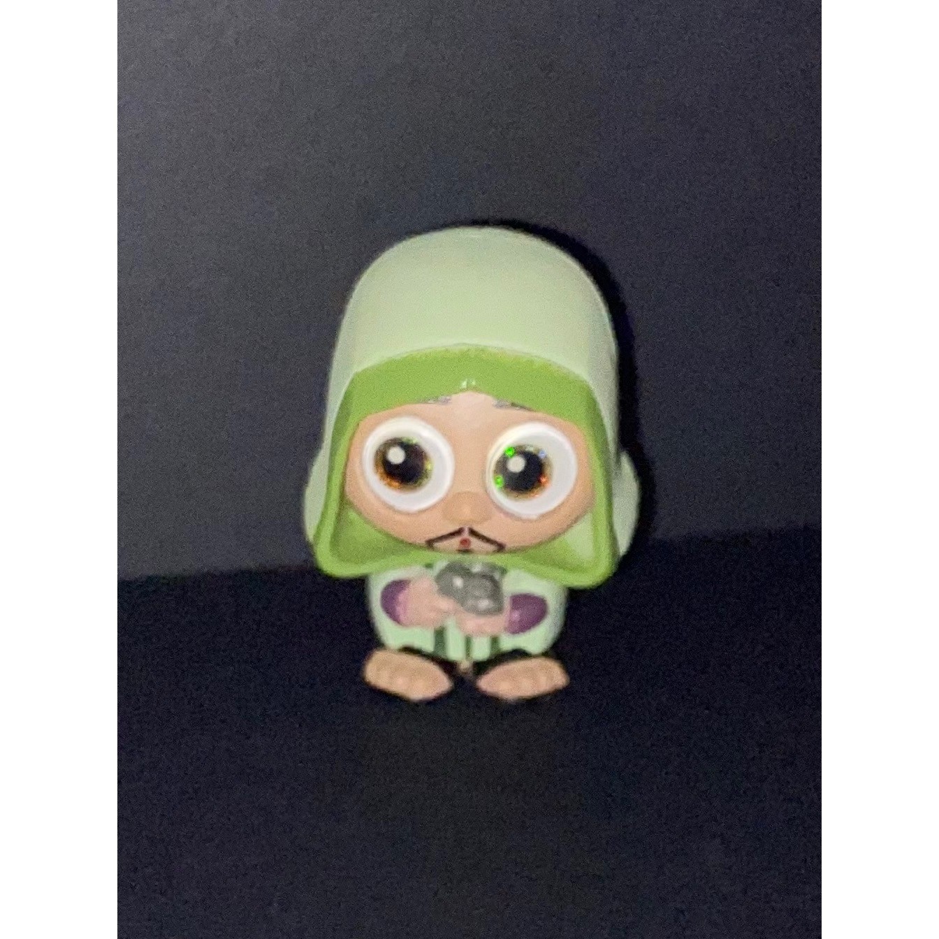 Minifigure Disney Doorables serie Encanto Bruno Madrigal con occhi glitterati