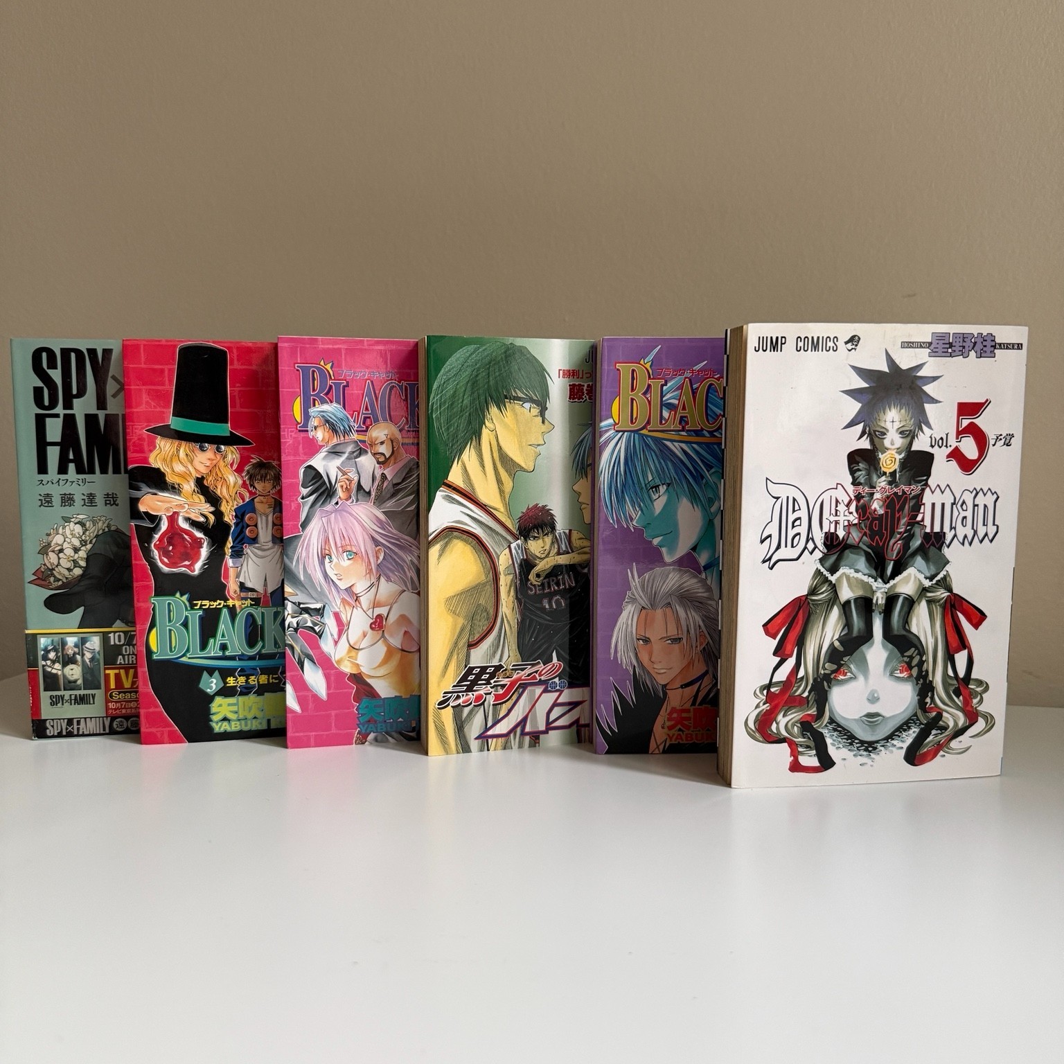 Lotto 6 manga giapponesi Black Cat D.Gray-man Kuroko Spy x Family Jump Comics