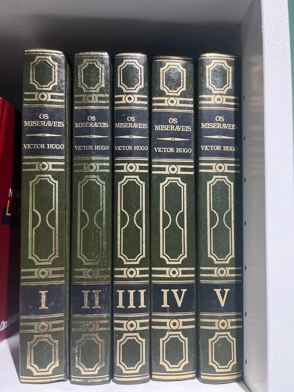 Os Miseráveis – Victor Hugo – Círculo de Leitores – 5 Volumes
