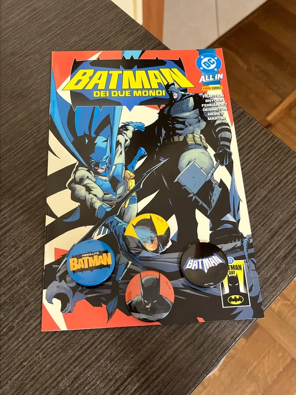 Batman dei Due Mondi con spillette