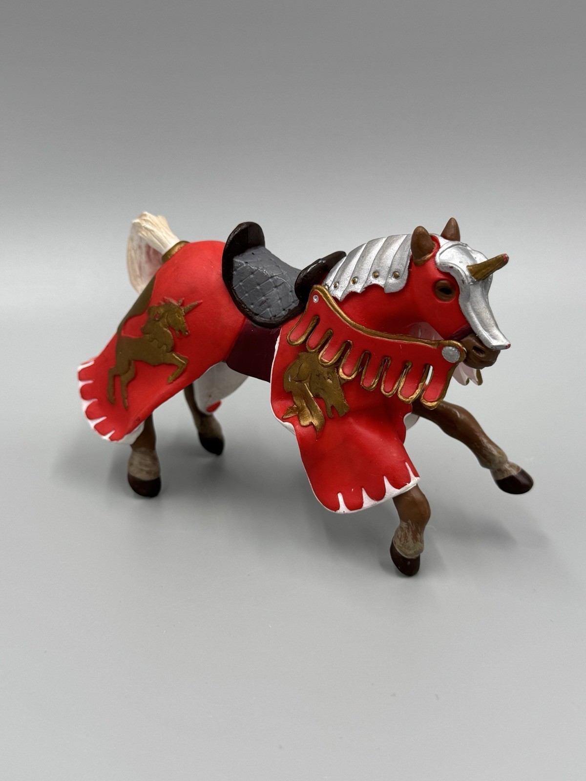 PAPO 2006 Cavallo marrone medievale con mantello color rosso e oro lungo 4"