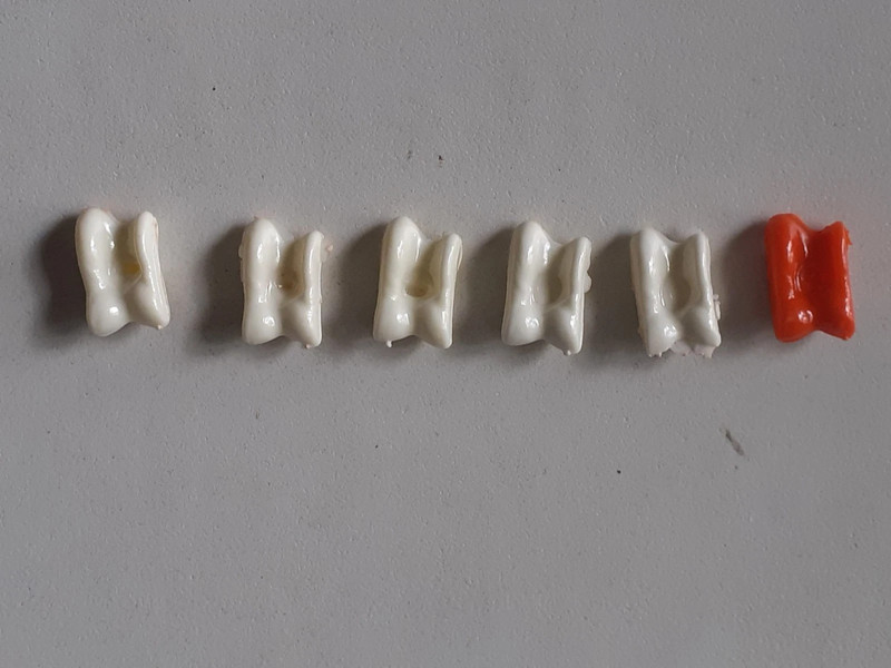 Jeu d'osselets en plastique 4 blanc et un rouge -sans boite - Vintage