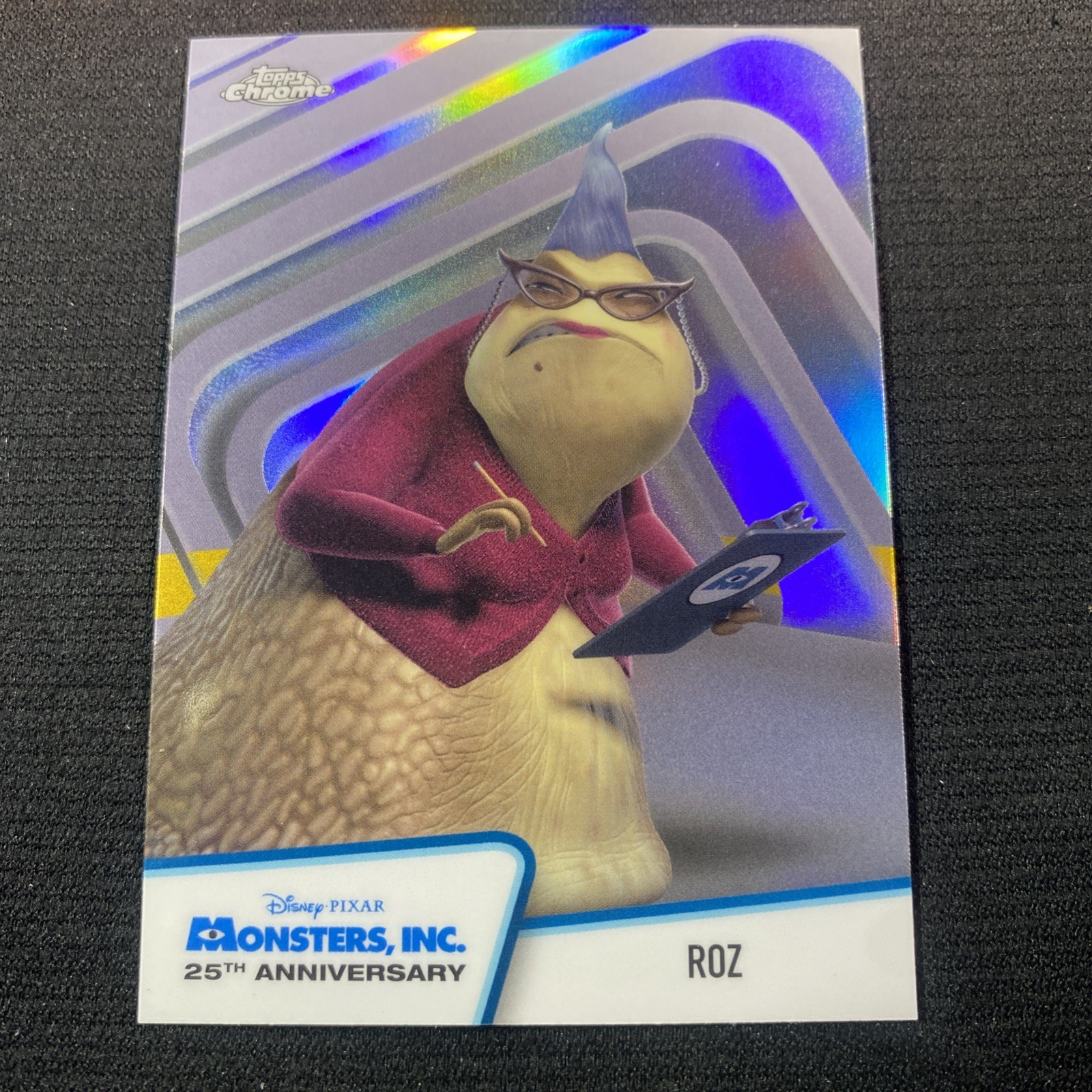 2026 Topps Chrome Disney Roz #MI-7 Rifrattore Monsters Inc 25° Anniversario