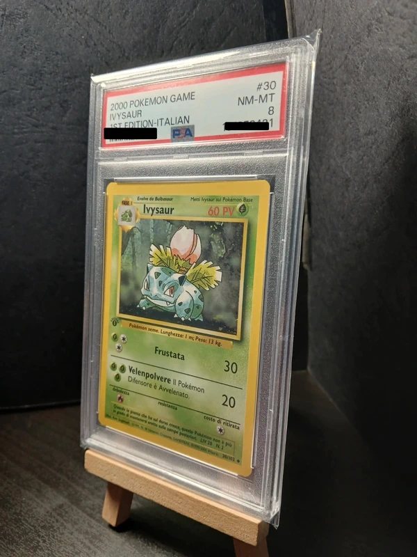 Carta Pokèmon Ivysaur PSA 8 Prima Edizione – Set base 30/102 – Ita