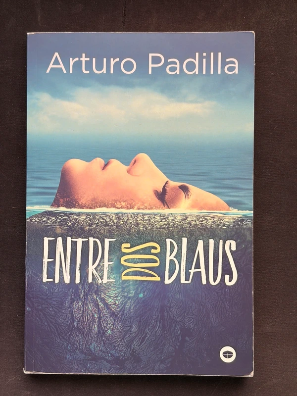 Llibre juvenil "Entre dos blaus" de Arturo Padilla