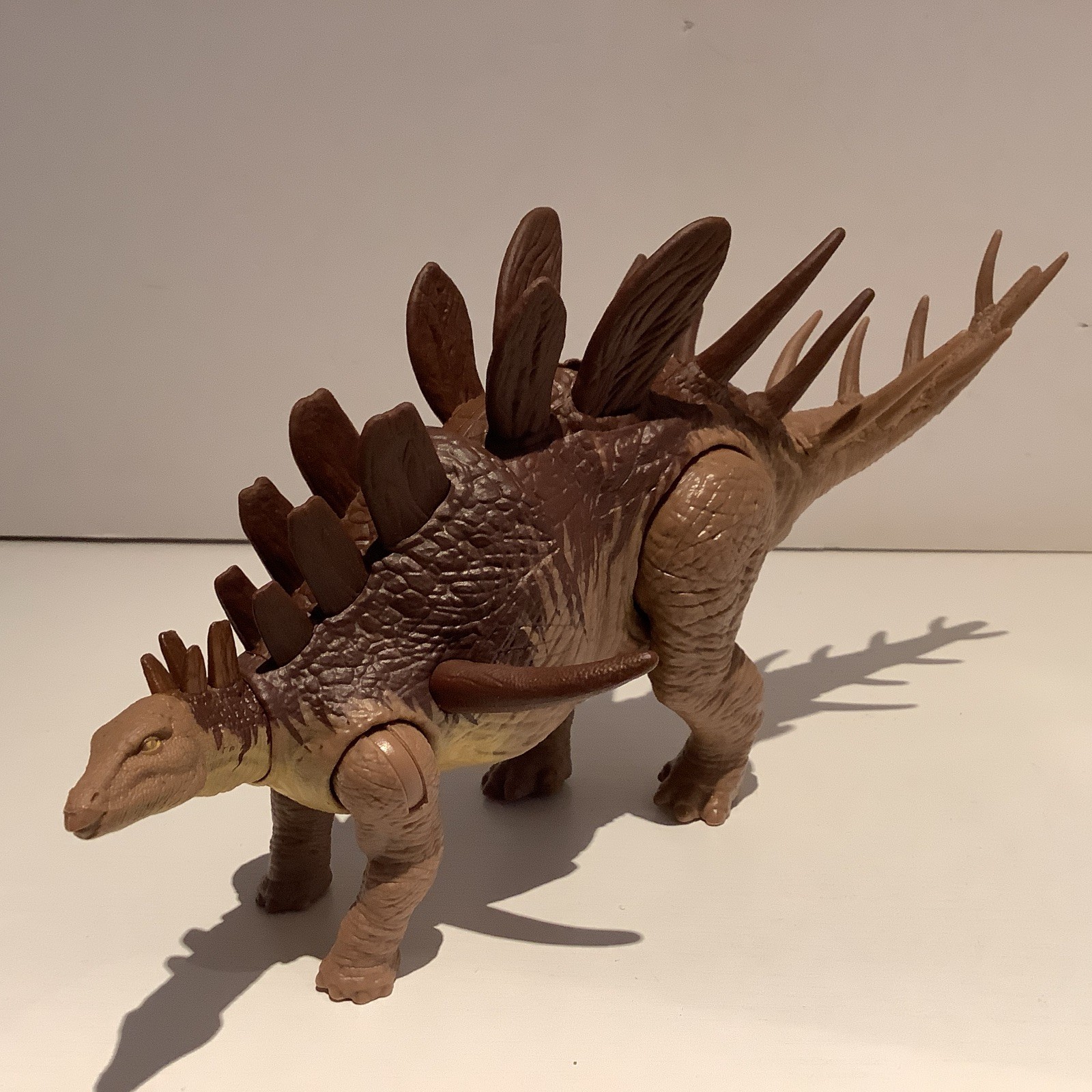 Jurassic World Dino Escape Roar Attack Kentrosaurus con suoni 