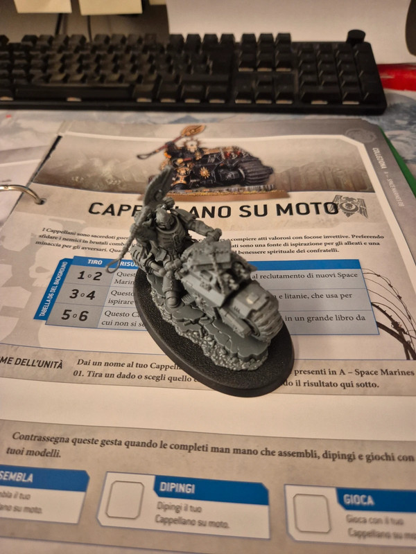 Cappellano su moto space marine