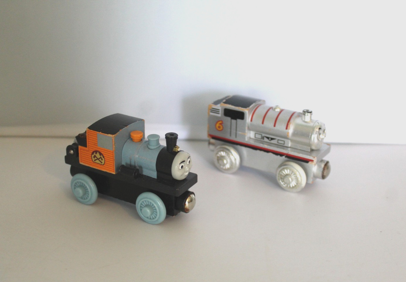 Trenini Thomas & Friends in legno Percy 60° anniversario argento e bash legno