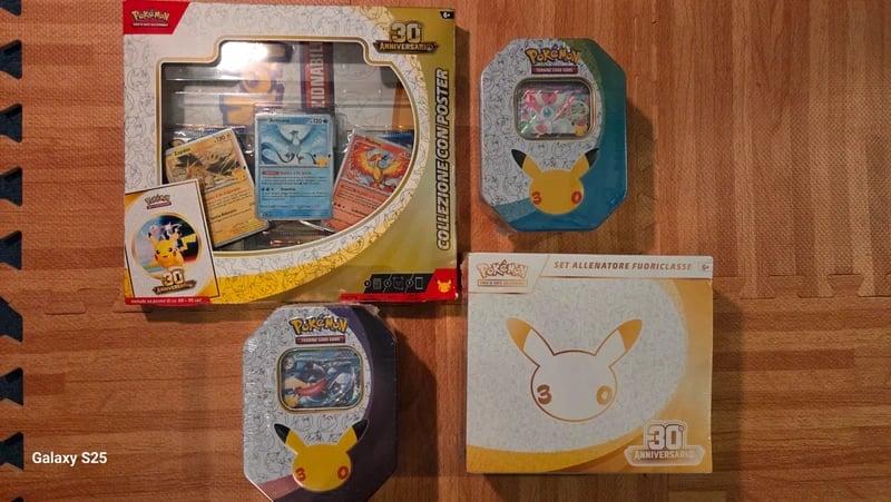 Pokémon ETB Set Allenatore Fuoriclasse 30° Anniversario + Lotto Poster & Tin