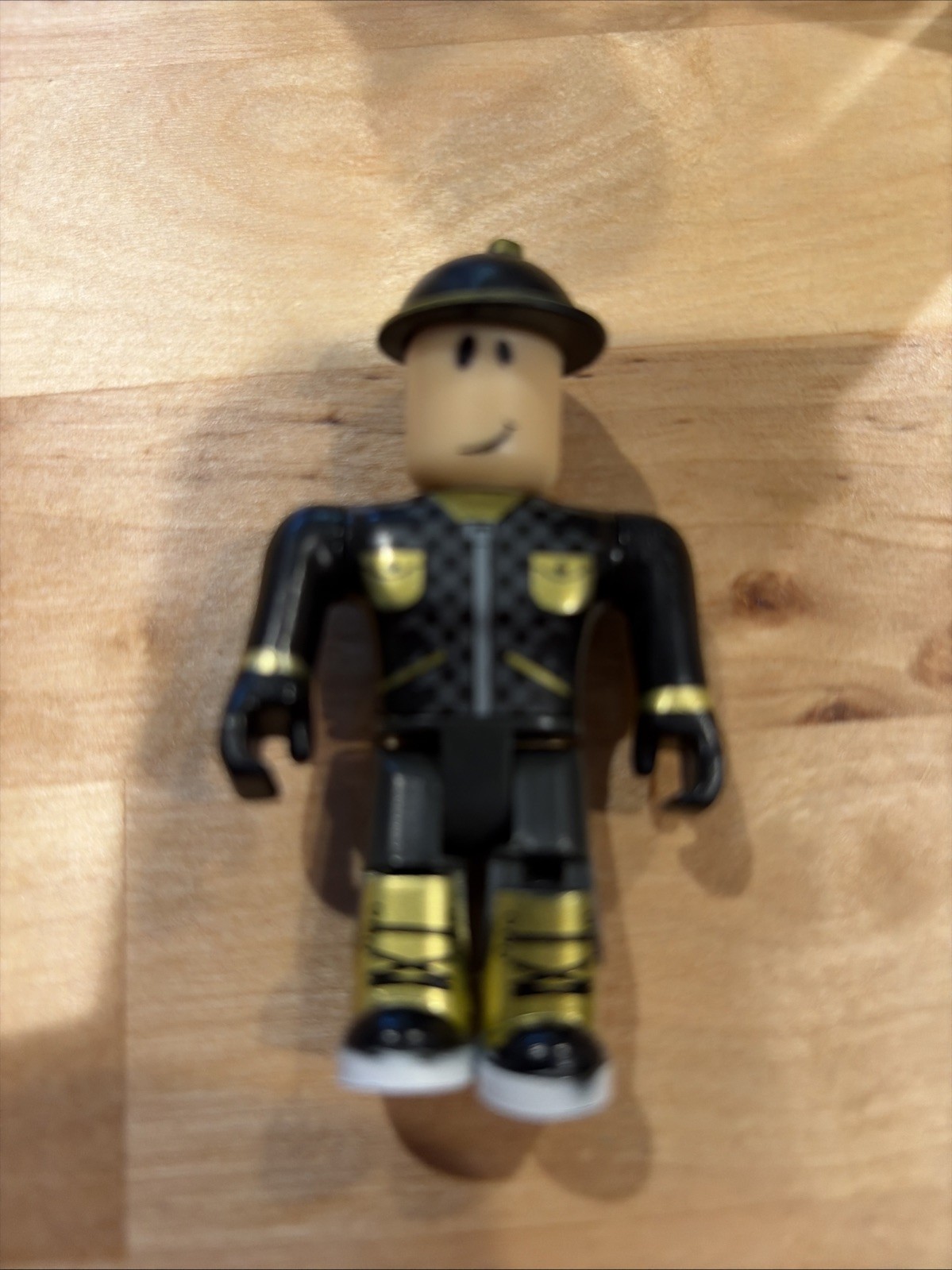 Cappello Roblox Outrageous Builderman oro nero figura casco costruttore uomo NO CODICE