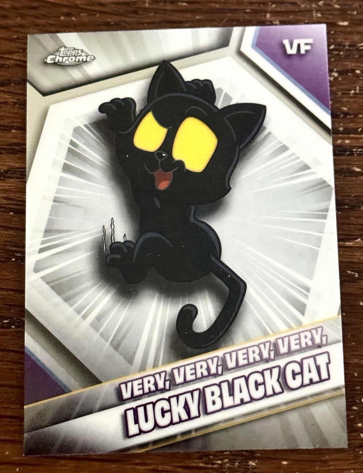 2026 Topps Chrome VeeFriends molto molto fortunato gatto nero occhi gialli #55