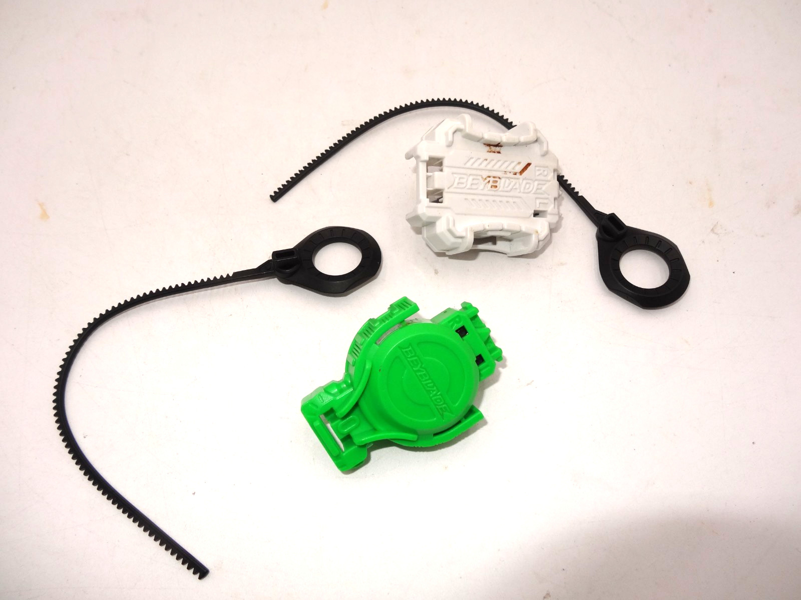 Lanciatori Beyblade Burst Evolution Hasbro verde uno bianco e 2 cavi a strappo neri