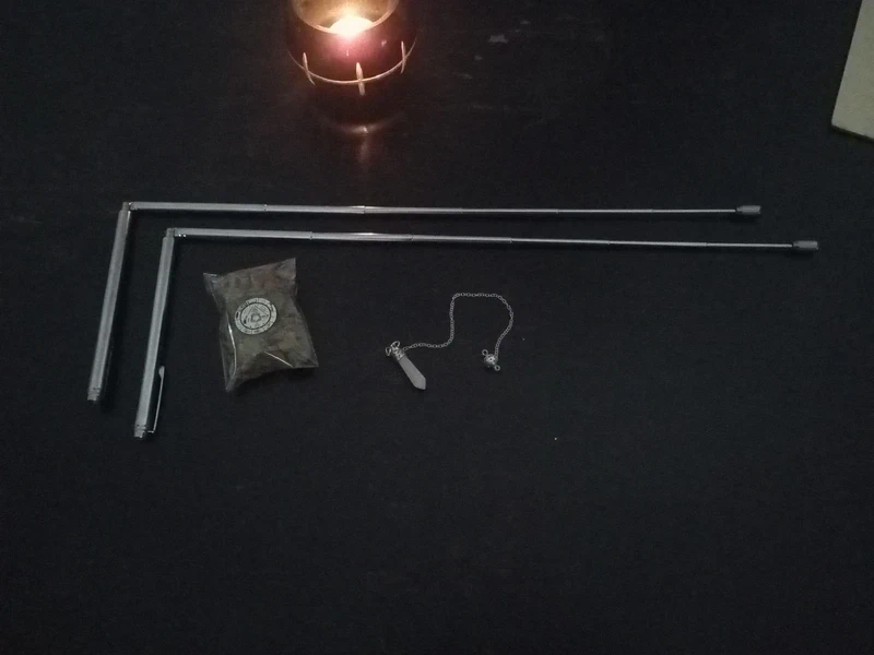 baguettes de sourcier et pendule quartz rose