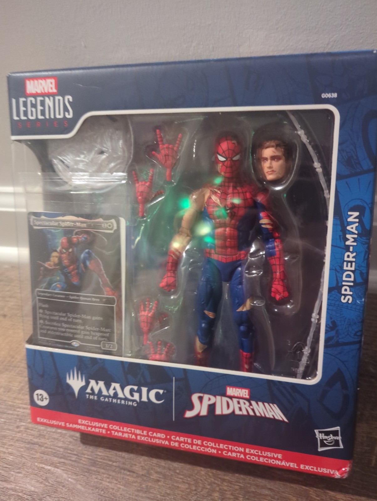 HASBRO Marvel Legends Magic The Gathering Spider-Man Battle-Damaged Box, NUOVO