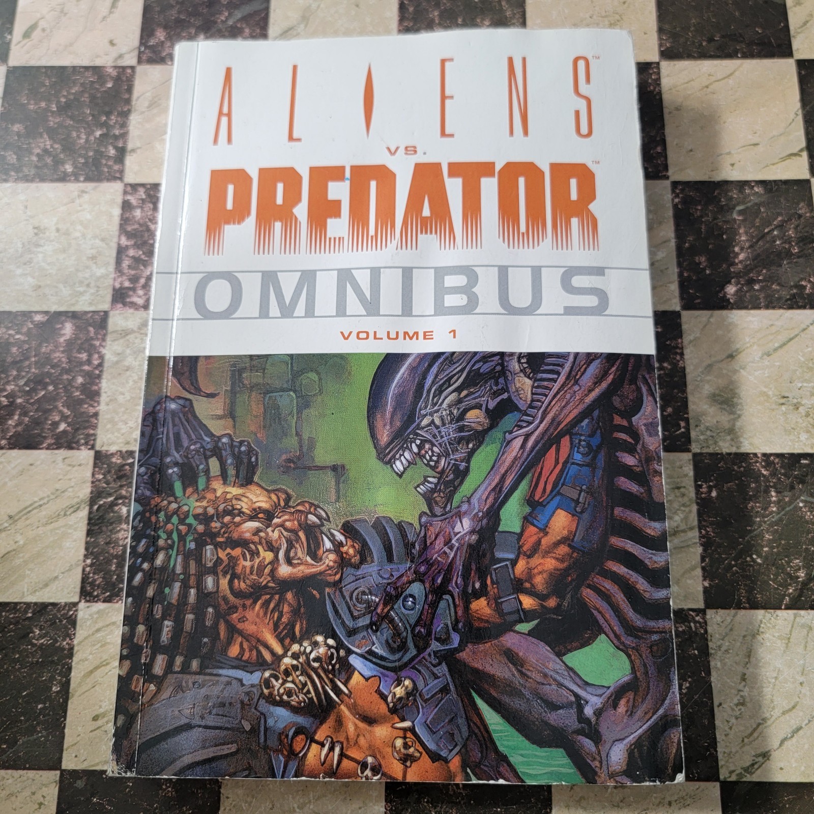 Aliens Vs. Predator Omnibus #1 (Dark Horse Comics maggio 2007) danni causati dall'acqua leggera