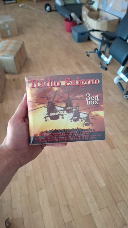 Box com 3 CDs Radio Saigon novo e selado.