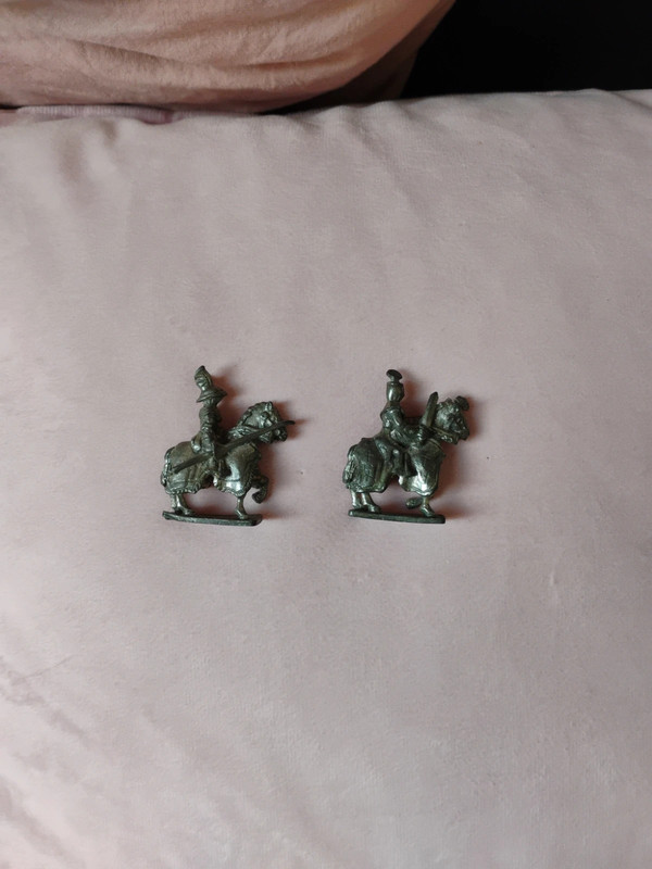 Lot de 2 figurines Cavalier Kinder en métal