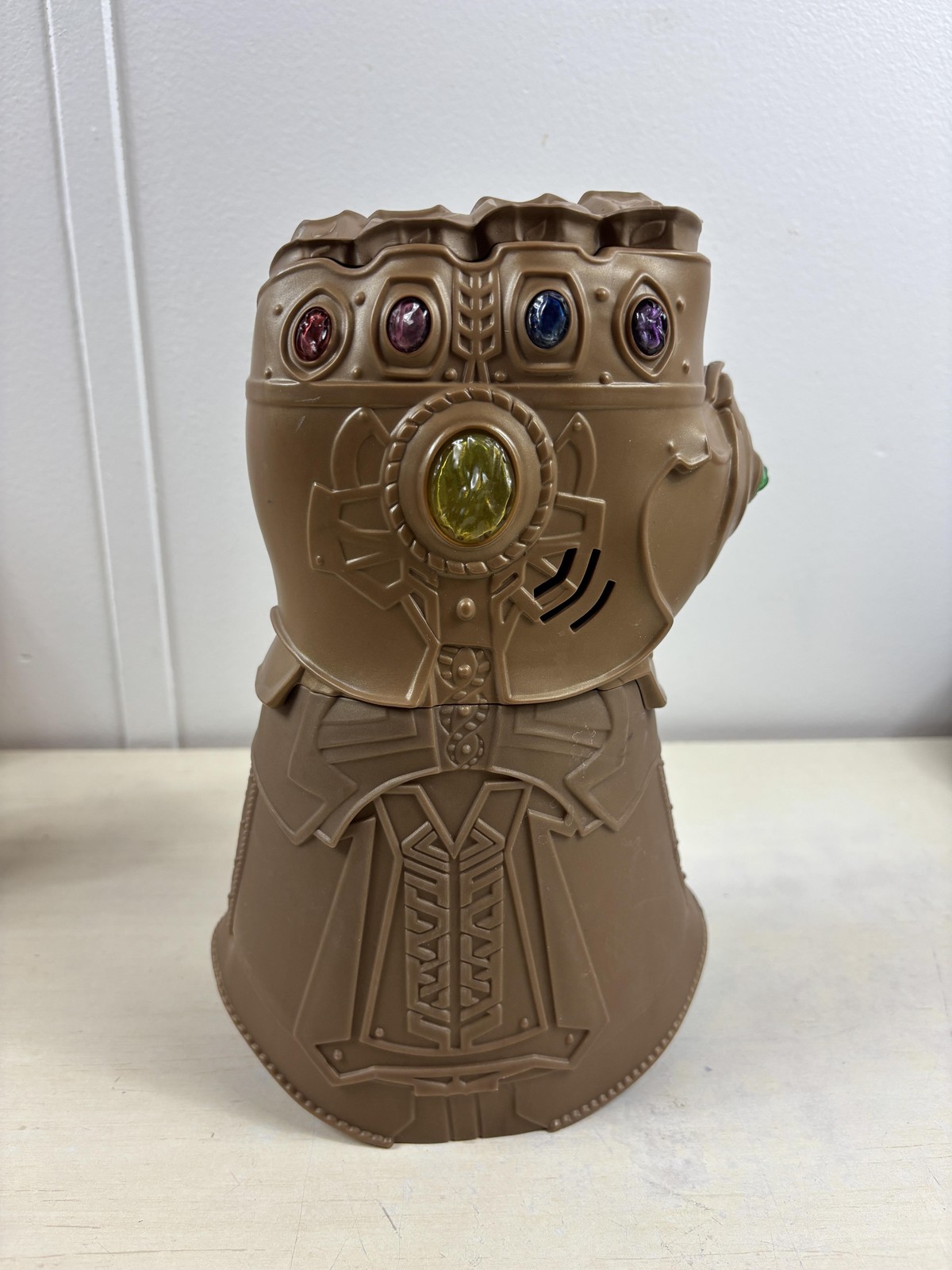 Guanto giocattolo Marvel Avengers Infinity Gauntlet Hasbro 10" Thanos mano illuminata